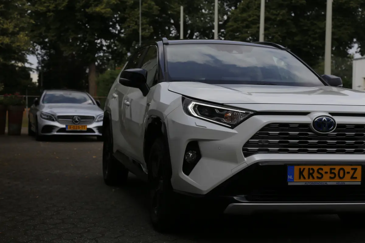 2.5 Hybrid Bi-Tone*Fabrieksgarantie t/m01-2030*Perfect Toyota onderh.*Parelmoer Wit/Trekhaak/Half Leder/Stoelverw./Stuurverw./Elek. Klep/Keyless Entry+Go/Camera/Parkeersens./18 inch LM*