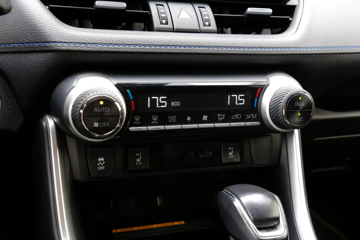 2.5 Hybrid Bi-Tone*Fabrieksgarantie t/m01-2030*Perfect Toyota onderh.*Parelmoer Wit/Trekhaak/Half Leder/Stoelverw./Stuurverw./Elek. Klep/Keyless Entry+Go/Camera/Parkeersens./18 inch LM*
