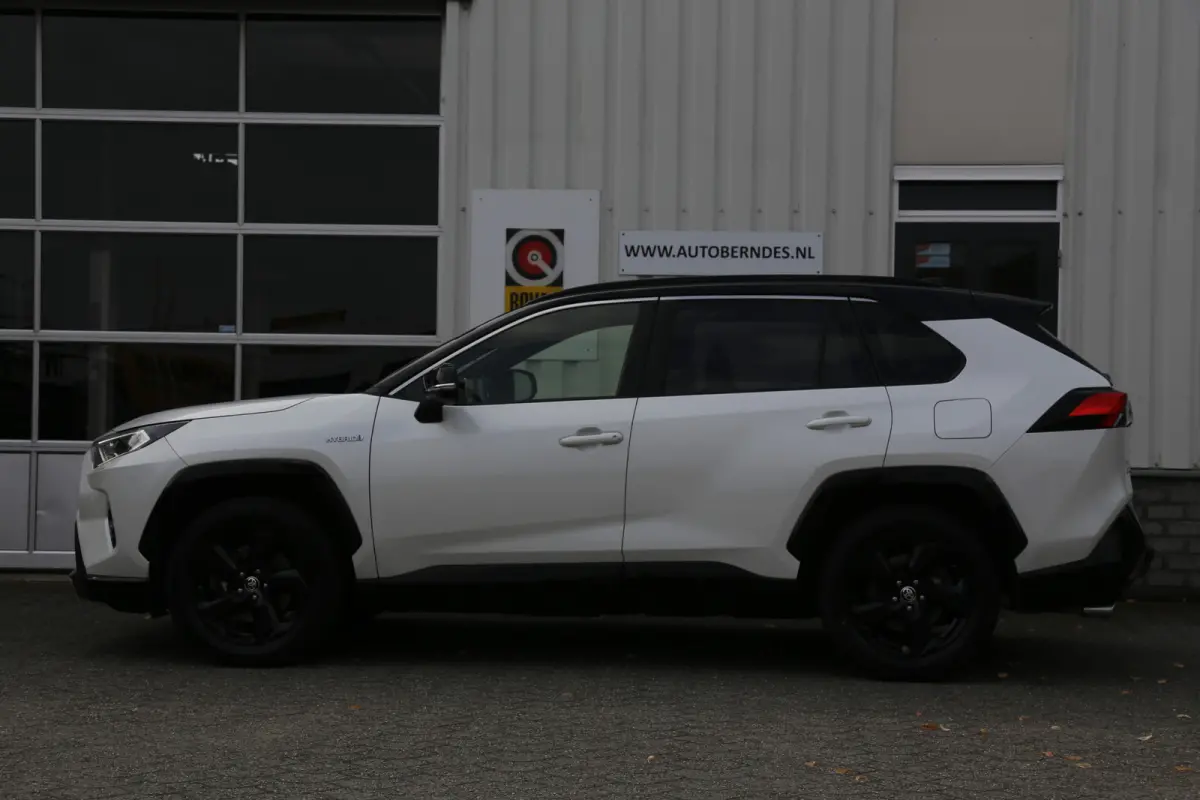 2.5 Hybrid Bi-Tone*Fabrieksgarantie t/m01-2030*Perfect Toyota onderh.*Parelmoer Wit/Trekhaak/Half Leder/Stoelverw./Stuurverw./Elek. Klep/Keyless Entry+Go/Camera/Parkeersens./18 inch LM*