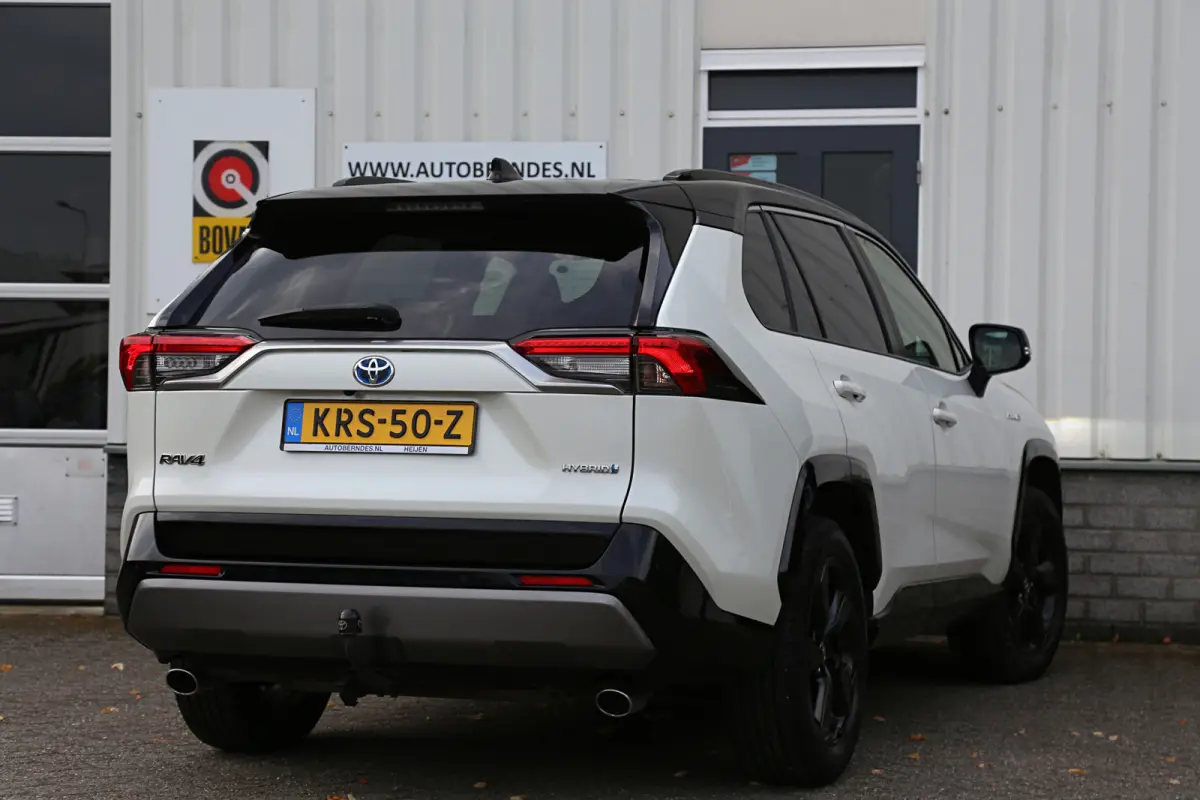 2.5 Hybrid Bi-Tone*Fabrieksgarantie t/m01-2030*Perfect Toyota onderh.*Parelmoer Wit/Trekhaak/Half Leder/Stoelverw./Stuurverw./Elek. Klep/Keyless Entry+Go/Camera/Parkeersens./18 inch LM*