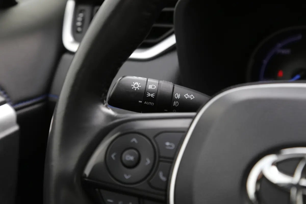 2.5 Hybrid Bi-Tone*Fabrieksgarantie t/m01-2030*Perfect Toyota onderh.*Parelmoer Wit/Trekhaak/Half Leder/Stoelverw./Stuurverw./Elek. Klep/Keyless Entry+Go/Camera/Parkeersens./18 inch LM*