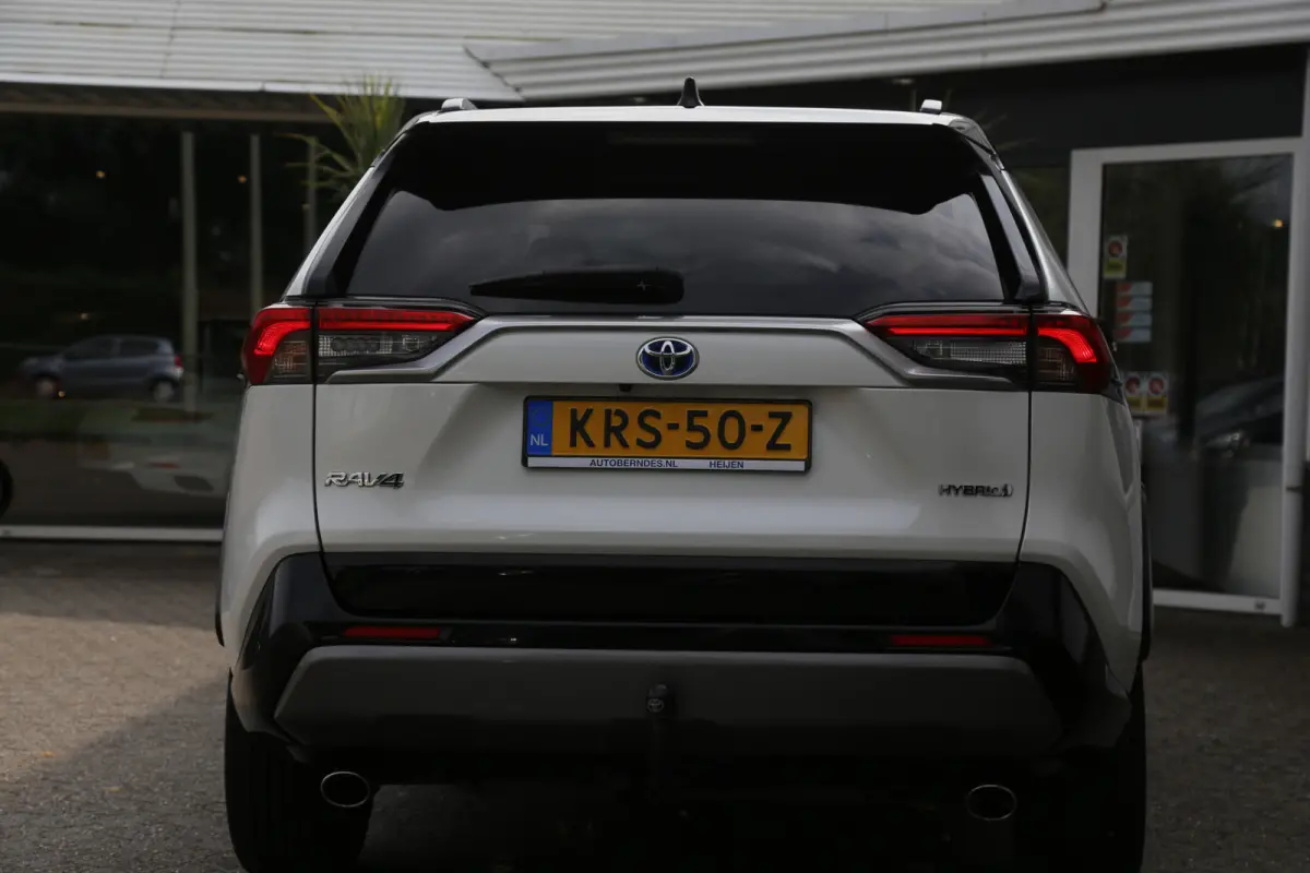 2.5 Hybrid Bi-Tone*Fabrieksgarantie t/m01-2030*Perfect Toyota onderh.*Parelmoer Wit/Trekhaak/Half Leder/Stoelverw./Stuurverw./Elek. Klep/Keyless Entry+Go/Camera/Parkeersens./18 inch LM*