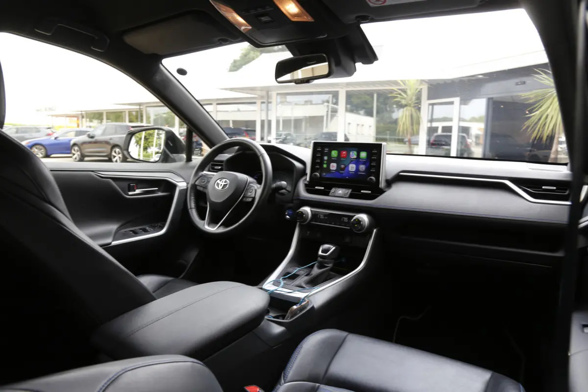2.5 Hybrid Bi-Tone*Fabrieksgarantie t/m01-2030*Perfect Toyota onderh.*Parelmoer Wit/Trekhaak/Half Leder/Stoelverw./Stuurverw./Elek. Klep/Keyless Entry+Go/Camera/Parkeersens./18 inch LM*