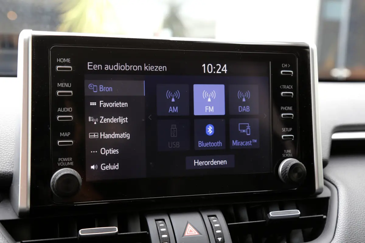2.5 Hybrid Bi-Tone*Fabrieksgarantie t/m01-2030*Perfect Toyota onderh.*Parelmoer Wit/Trekhaak/Half Leder/Stoelverw./Stuurverw./Elek. Klep/Keyless Entry+Go/Camera/Parkeersens./18 inch LM*
