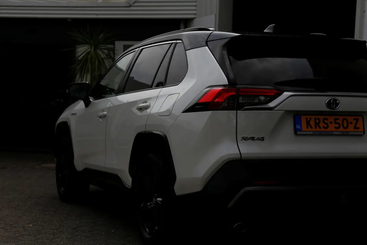 2.5 Hybrid Bi-Tone*Fabrieksgarantie t/m01-2030*Perfect Toyota onderh.*Parelmoer Wit/Trekhaak/Half Leder/Stoelverw./Stuurverw./Elek. Klep/Keyless Entry+Go/Camera/Parkeersens./18 inch LM*