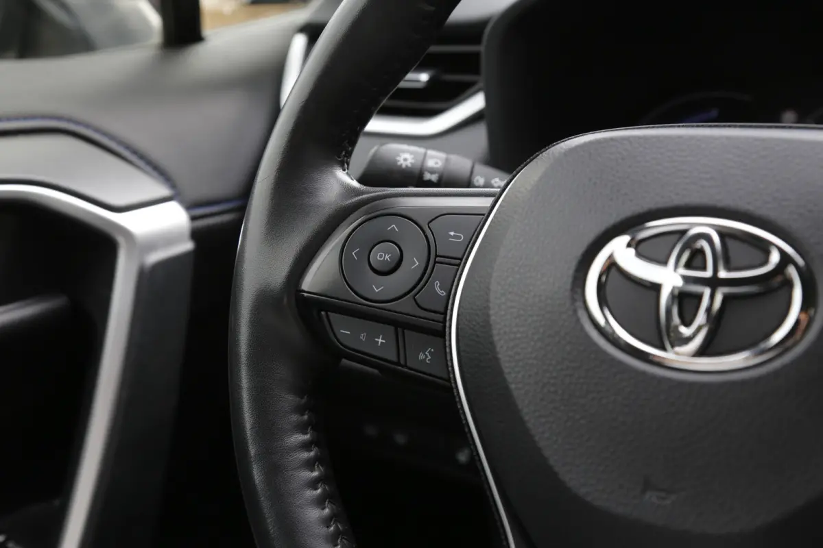 2.5 Hybrid Bi-Tone*Fabrieksgarantie t/m01-2030*Perfect Toyota onderh.*Parelmoer Wit/Trekhaak/Half Leder/Stoelverw./Stuurverw./Elek. Klep/Keyless Entry+Go/Camera/Parkeersens./18 inch LM*