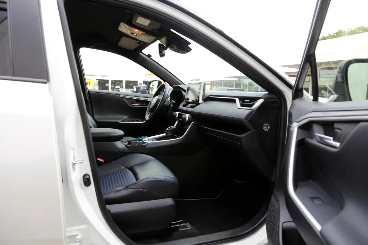 2.5 Hybrid Bi-Tone*Fabrieksgarantie t/m01-2030*Perfect Toyota onderh.*Parelmoer Wit/Trekhaak/Half Leder/Stoelverw./Stuurverw./Elek. Klep/Keyless Entry+Go/Camera/Parkeersens./18 inch LM*