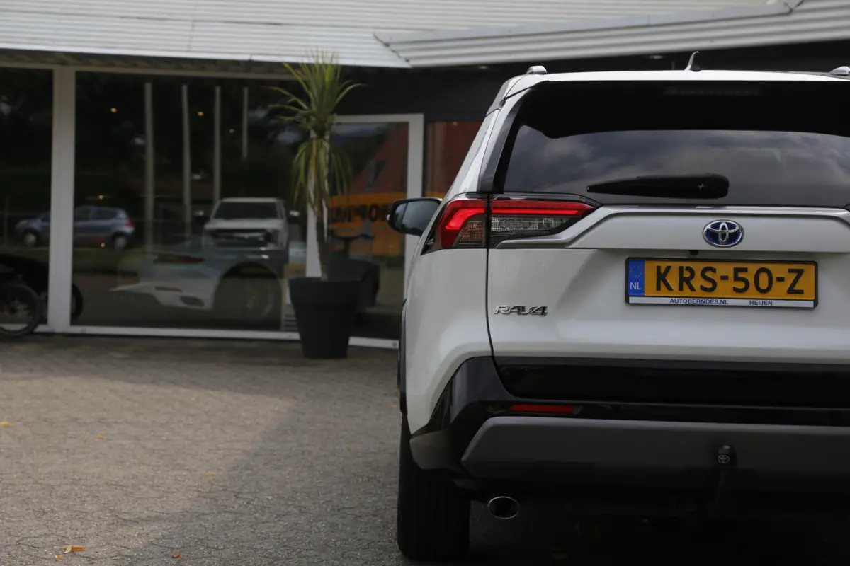 2.5 Hybrid Bi-Tone*Fabrieksgarantie t/m01-2030*Perfect Toyota onderh.*Parelmoer Wit/Trekhaak/Half Leder/Stoelverw./Stuurverw./Elek. Klep/Keyless Entry+Go/Camera/Parkeersens./18 inch LM*