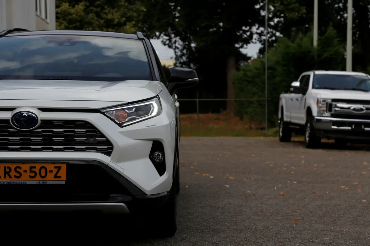 2.5 Hybrid Bi-Tone*Fabrieksgarantie t/m01-2030*Perfect Toyota onderh.*Parelmoer Wit/Trekhaak/Half Leder/Stoelverw./Stuurverw./Elek. Klep/Keyless Entry+Go/Camera/Parkeersens./18 inch LM*