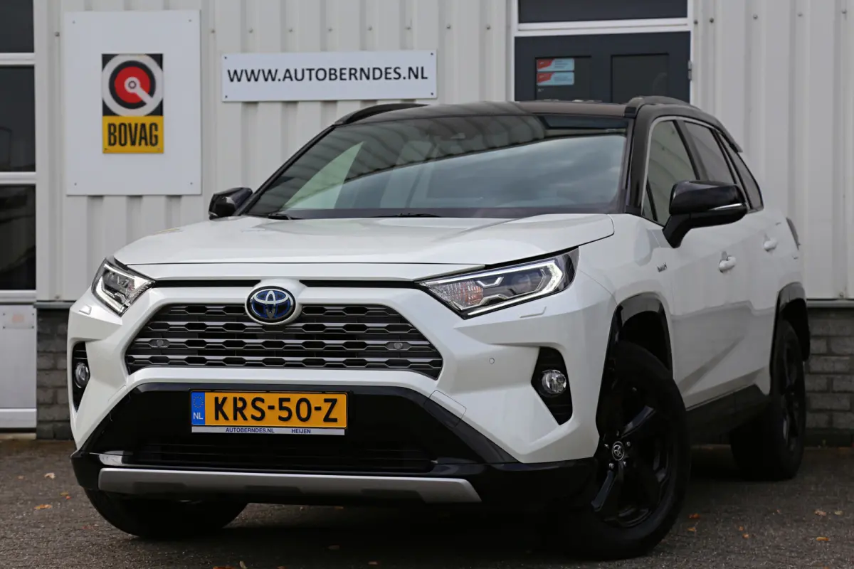 2.5 Hybrid Bi-Tone*Fabrieksgarantie t/m01-2030*Perfect Toyota onderh.*Parelmoer Wit/Trekhaak/Half Leder/Stoelverw./Stuurverw./Elek. Klep/Keyless Entry+Go/Camera/Parkeersens./18 inch LM*