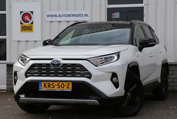 2.5 Hybrid Bi-Tone*Fabrieksgarantie t/m01-2030*Perfect Toyota onderh.*Parelmoer Wit/Trekhaak/Half Leder/Stoelverw./Stuurverw./Elek. Klep/Keyless Entry+Go/Camera/Parkeersens./18 inch LM*