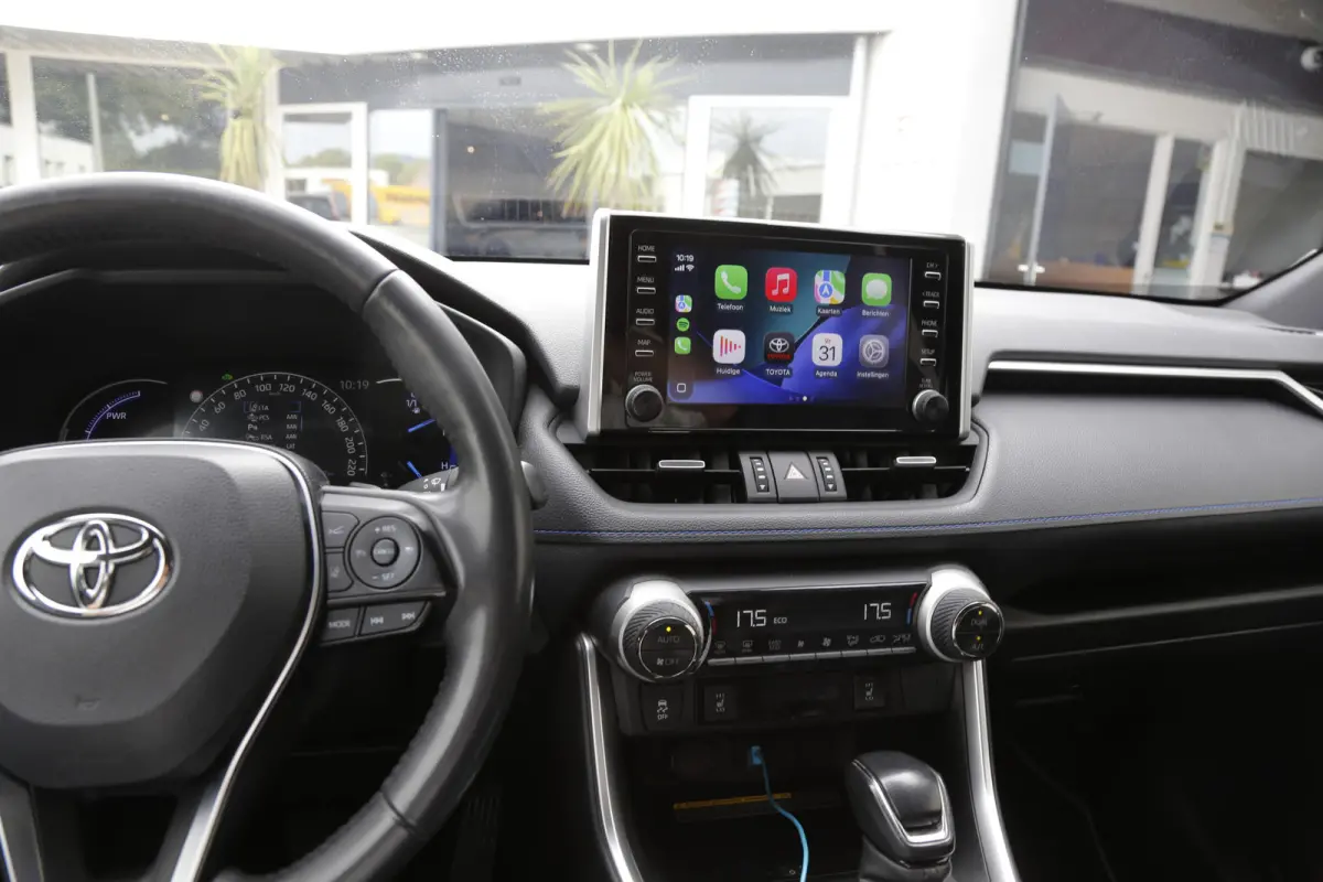 2.5 Hybrid Bi-Tone*Fabrieksgarantie t/m01-2030*Perfect Toyota onderh.*Parelmoer Wit/Trekhaak/Half Leder/Stoelverw./Stuurverw./Elek. Klep/Keyless Entry+Go/Camera/Parkeersens./18 inch LM*