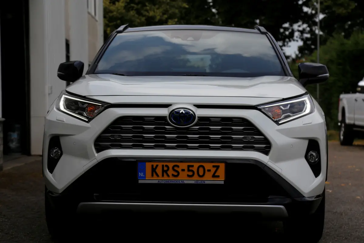 2.5 Hybrid Bi-Tone*Fabrieksgarantie t/m01-2030*Perfect Toyota onderh.*Parelmoer Wit/Trekhaak/Half Leder/Stoelverw./Stuurverw./Elek. Klep/Keyless Entry+Go/Camera/Parkeersens./18 inch LM*