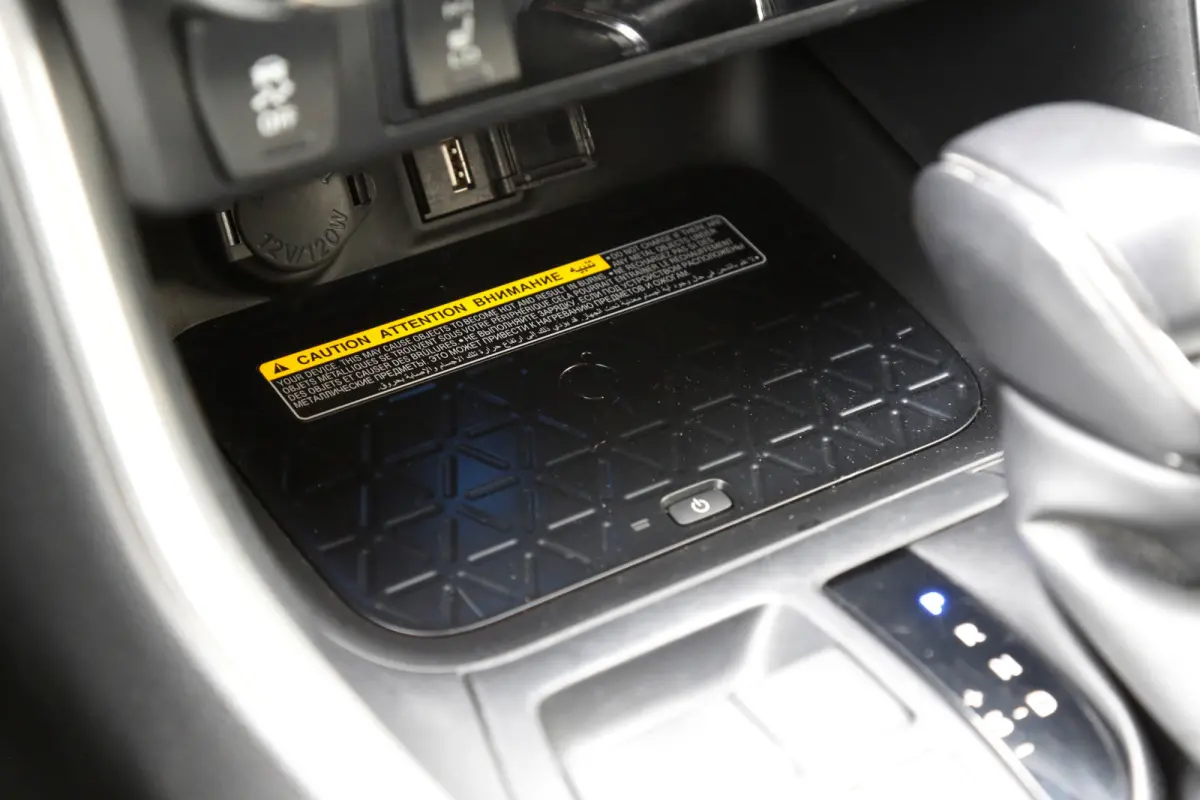 2.5 Hybrid Bi-Tone*Fabrieksgarantie t/m01-2030*Perfect Toyota onderh.*Parelmoer Wit/Trekhaak/Half Leder/Stoelverw./Stuurverw./Elek. Klep/Keyless Entry+Go/Camera/Parkeersens./18 inch LM*
