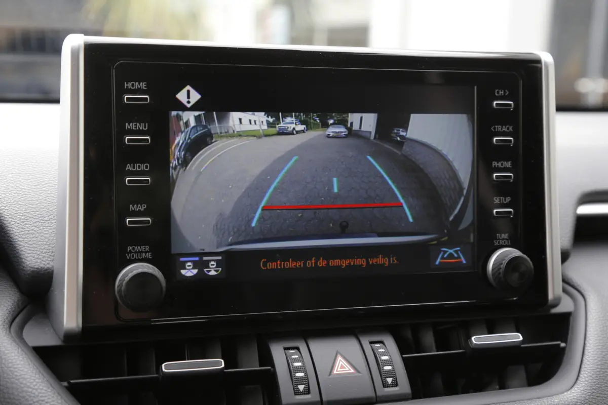 2.5 Hybrid Bi-Tone*Fabrieksgarantie t/m01-2030*Perfect Toyota onderh.*Parelmoer Wit/Trekhaak/Half Leder/Stoelverw./Stuurverw./Elek. Klep/Keyless Entry+Go/Camera/Parkeersens./18 inch LM*