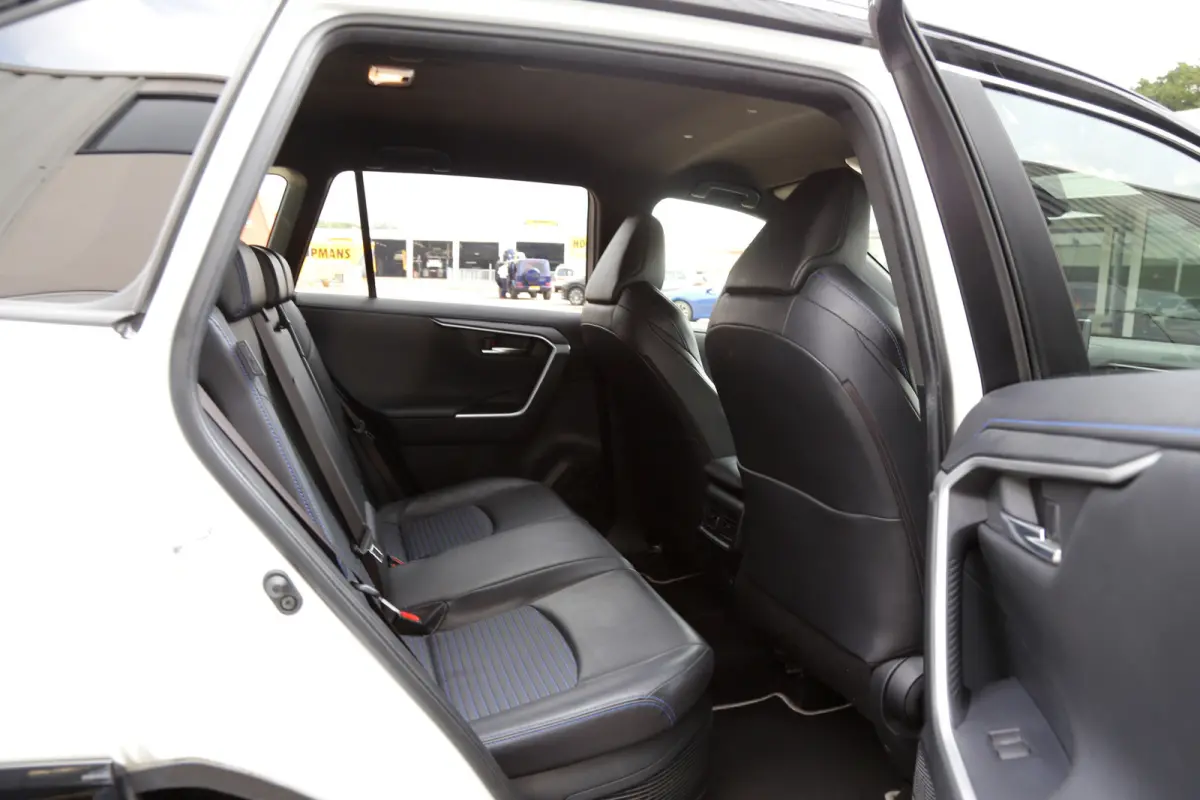 2.5 Hybrid Bi-Tone*Fabrieksgarantie t/m01-2030*Perfect Toyota onderh.*Parelmoer Wit/Trekhaak/Half Leder/Stoelverw./Stuurverw./Elek. Klep/Keyless Entry+Go/Camera/Parkeersens./18 inch LM*