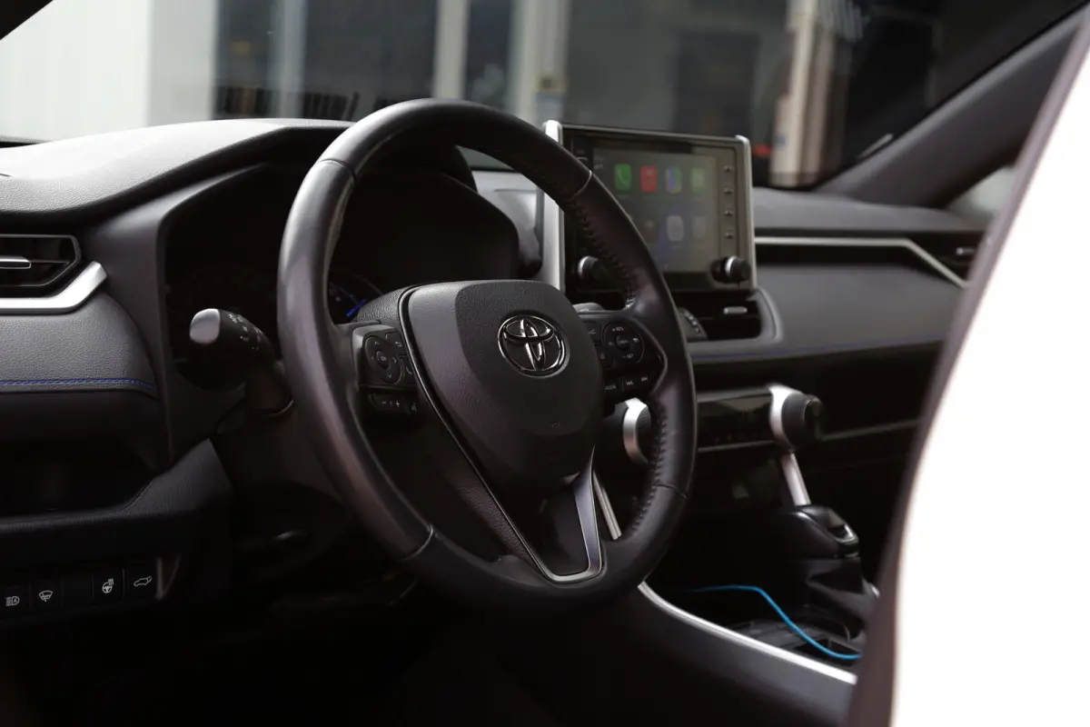 2.5 Hybrid Bi-Tone*Fabrieksgarantie t/m01-2030*Perfect Toyota onderh.*Parelmoer Wit/Trekhaak/Half Leder/Stoelverw./Stuurverw./Elek. Klep/Keyless Entry+Go/Camera/Parkeersens./18 inch LM*