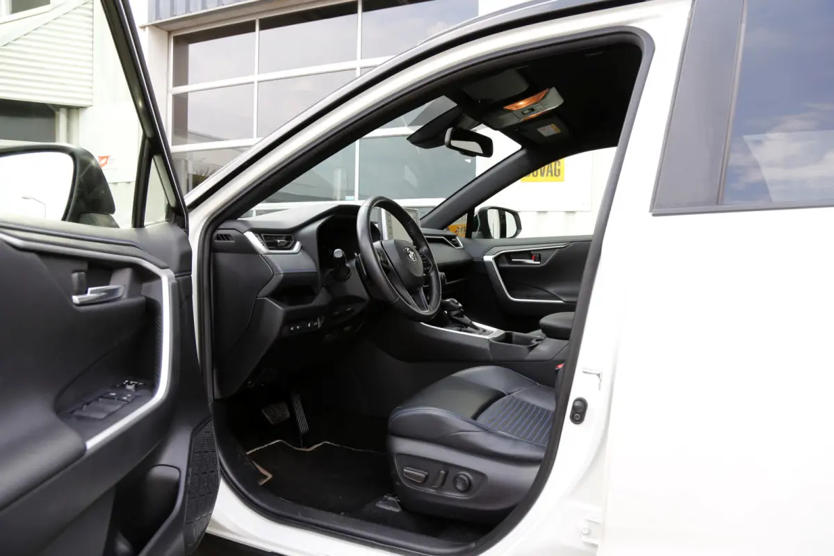 2.5 Hybrid Bi-Tone*Fabrieksgarantie t/m01-2030*Perfect Toyota onderh.*Parelmoer Wit/Trekhaak/Half Leder/Stoelverw./Stuurverw./Elek. Klep/Keyless Entry+Go/Camera/Parkeersens./18 inch LM*