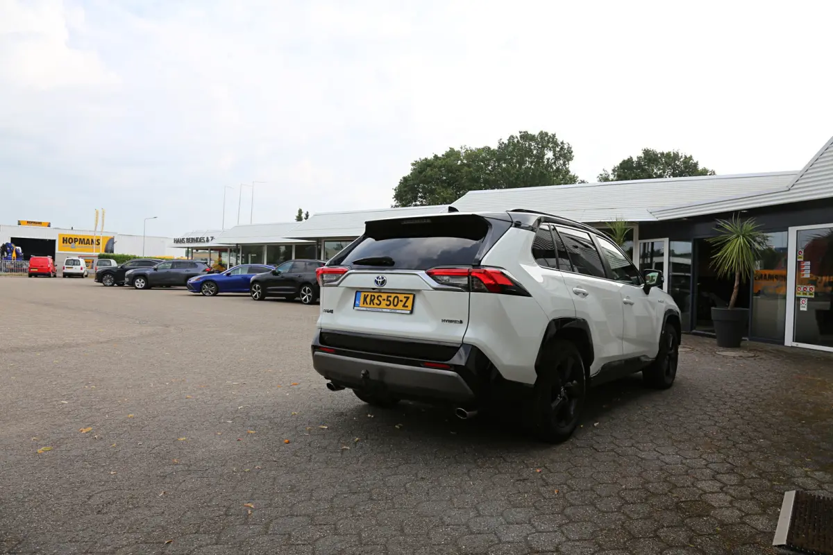 2.5 Hybrid Bi-Tone*Fabrieksgarantie t/m01-2030*Perfect Toyota onderh.*Parelmoer Wit/Trekhaak/Half Leder/Stoelverw./Stuurverw./Elek. Klep/Keyless Entry+Go/Camera/Parkeersens./18 inch LM*