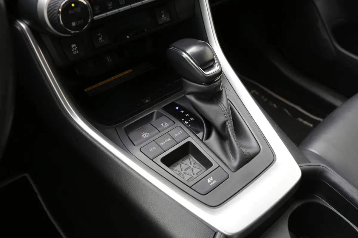 2.5 Hybrid Bi-Tone*Fabrieksgarantie t/m01-2030*Perfect Toyota onderh.*Parelmoer Wit/Trekhaak/Half Leder/Stoelverw./Stuurverw./Elek. Klep/Keyless Entry+Go/Camera/Parkeersens./18 inch LM*