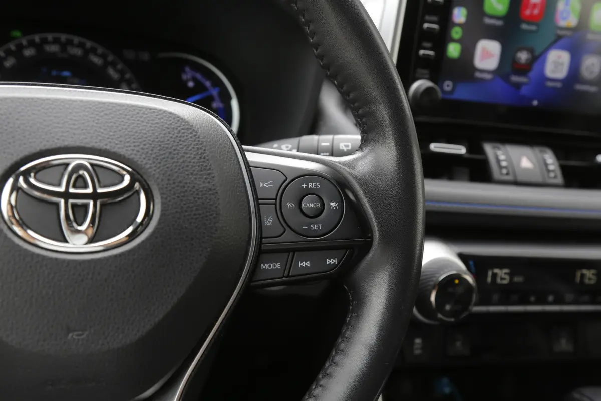 2.5 Hybrid Bi-Tone*Fabrieksgarantie t/m01-2030*Perfect Toyota onderh.*Parelmoer Wit/Trekhaak/Half Leder/Stoelverw./Stuurverw./Elek. Klep/Keyless Entry+Go/Camera/Parkeersens./18 inch LM*