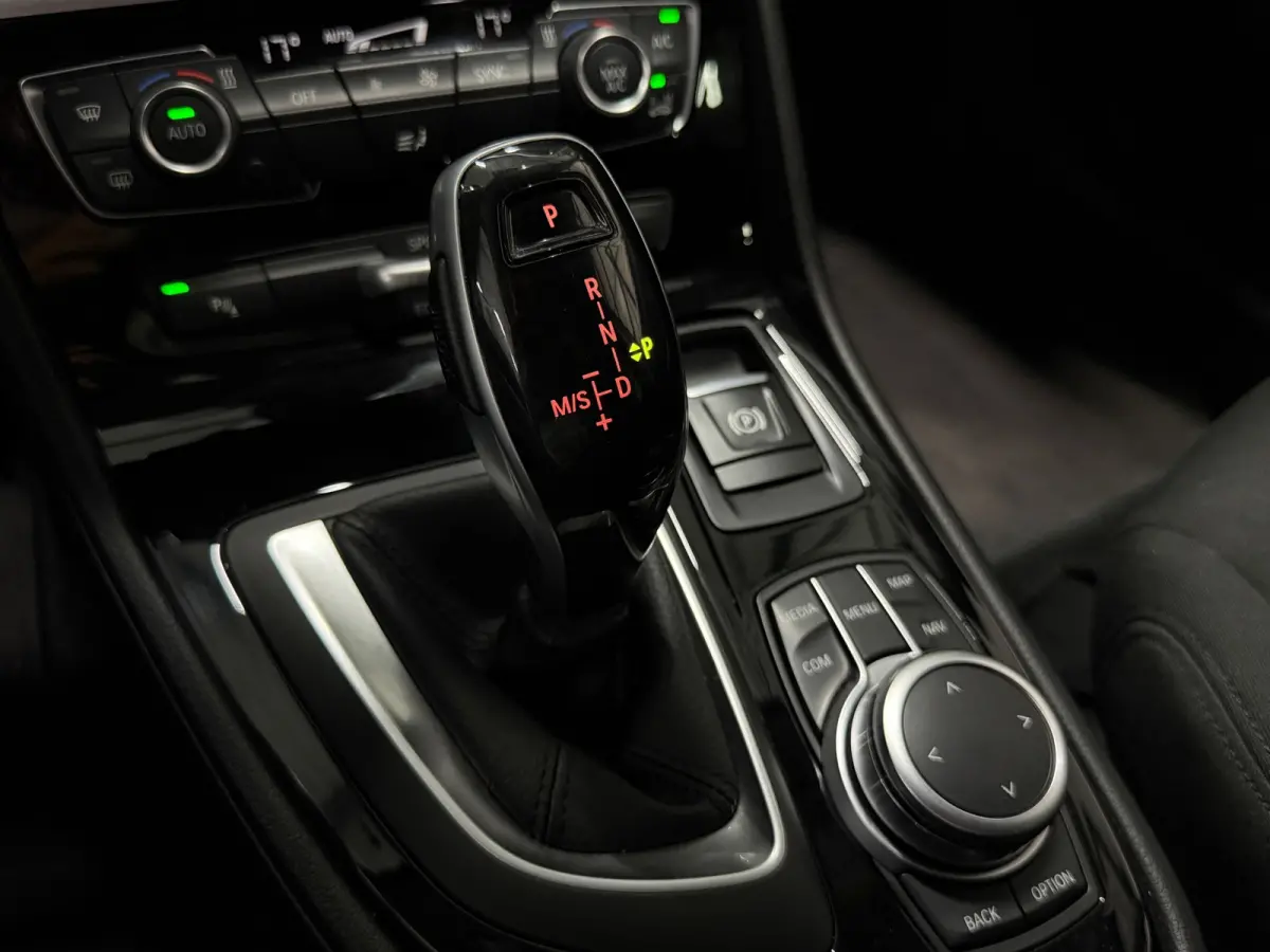 218i Automaat | Trekhaak | Navigatie | LED | Achteruitrijcamera