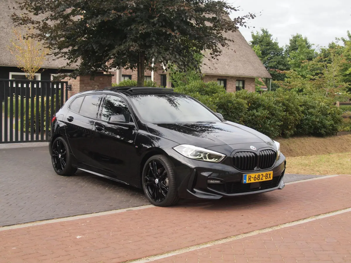 118i Business Edition Plus | M-Pakket | Schaalstoelen | Panoramadak | Trekhaak | Camera | NL-Auto | 19Inch |