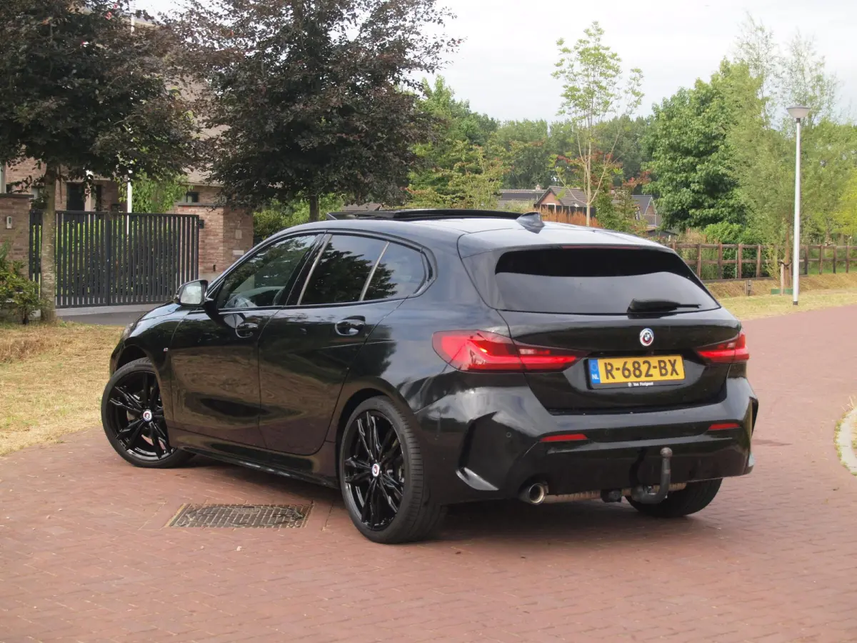 118i Business Edition Plus | M-Pakket | Schaalstoelen | Panoramadak | Trekhaak | Camera | NL-Auto | 19Inch |