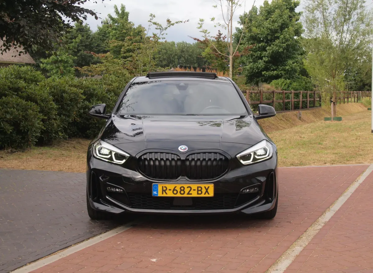 118i Business Edition Plus | M-Pakket | Schaalstoelen | Panoramadak | Trekhaak | Camera | NL-Auto | 19Inch |
