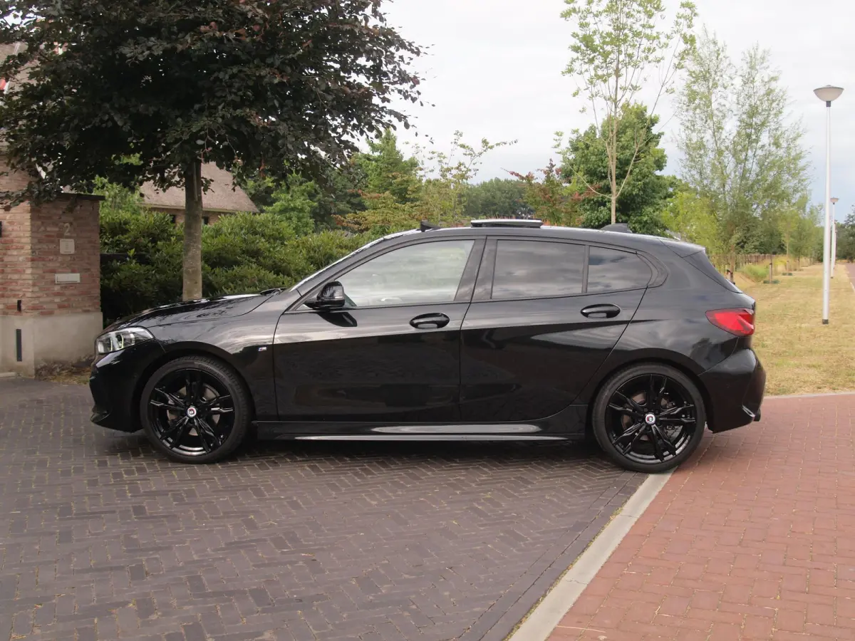 118i Business Edition Plus | M-Pakket | Schaalstoelen | Panoramadak | Trekhaak | Camera | NL-Auto | 19Inch |