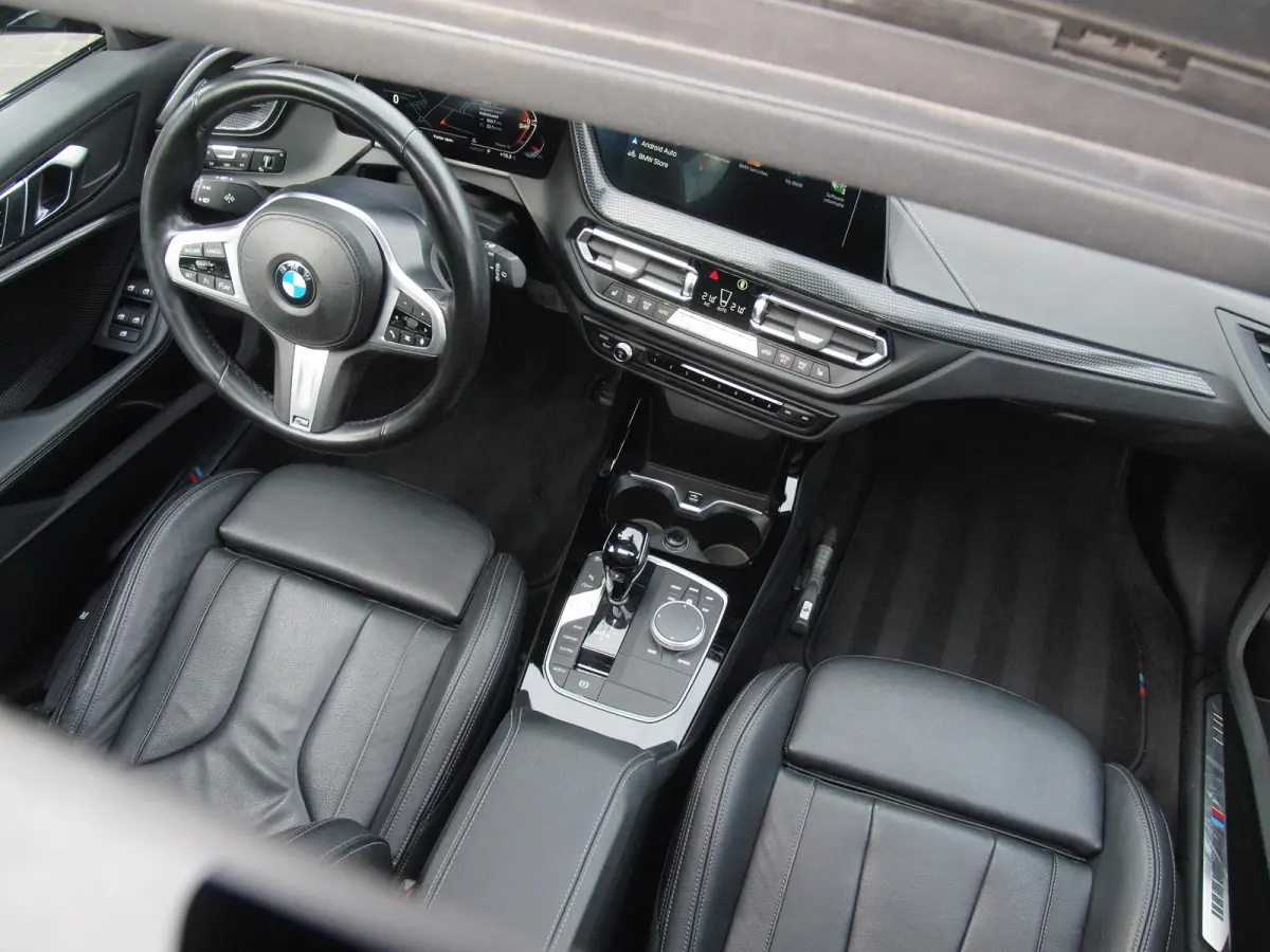 118i Business Edition Plus | M-Pakket | Schaalstoelen | Panoramadak | Trekhaak | Camera | NL-Auto | 19Inch |
