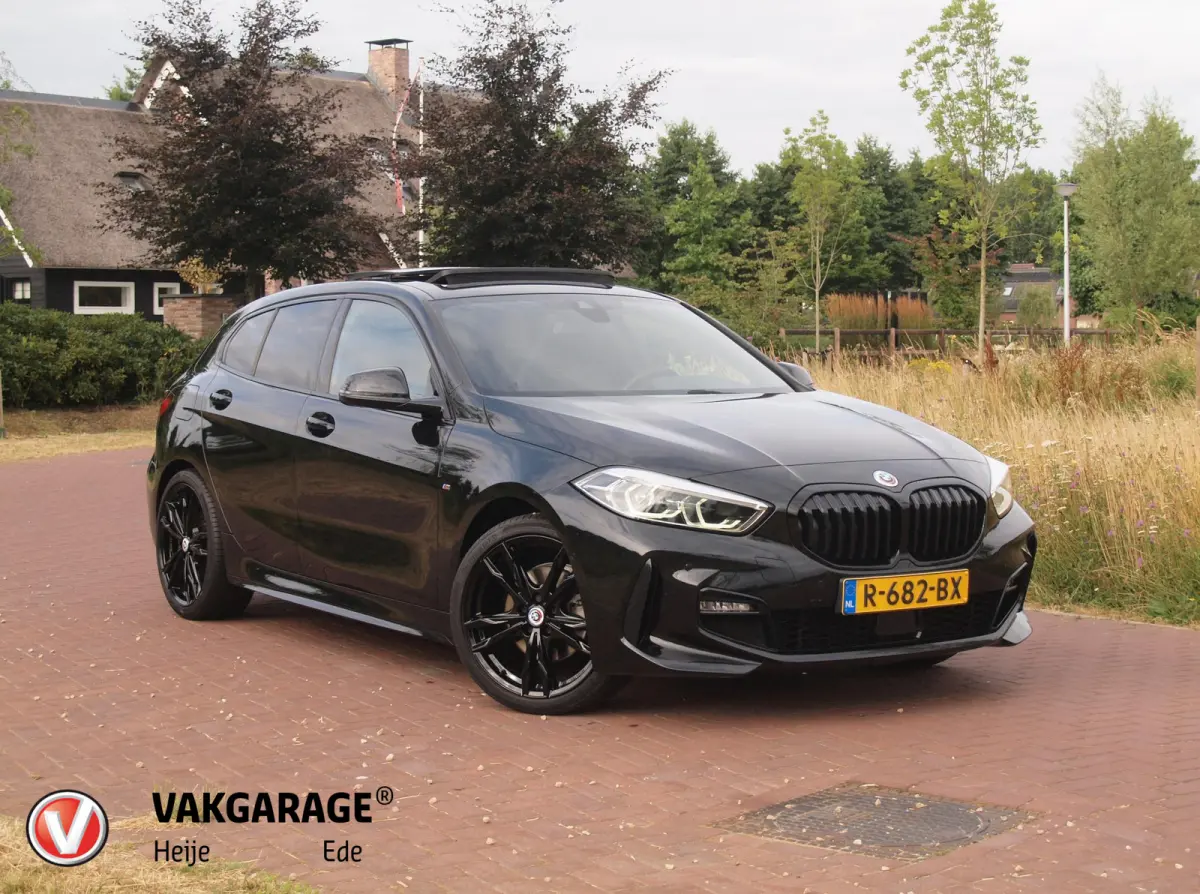118i Business Edition Plus | M-Pakket | Schaalstoelen | Panoramadak | Trekhaak | Camera | NL-Auto | 19Inch |