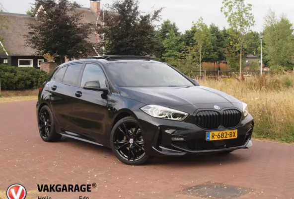 118i Business Edition Plus | M-Pakket | Schaalstoelen | Panoramadak | Trekhaak | Camera | NL-Auto | 19Inch |