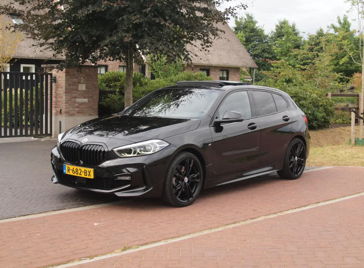 118i Business Edition Plus | M-Pakket | Schaalstoelen | Panoramadak | Trekhaak | Camera | NL-Auto | 19Inch |