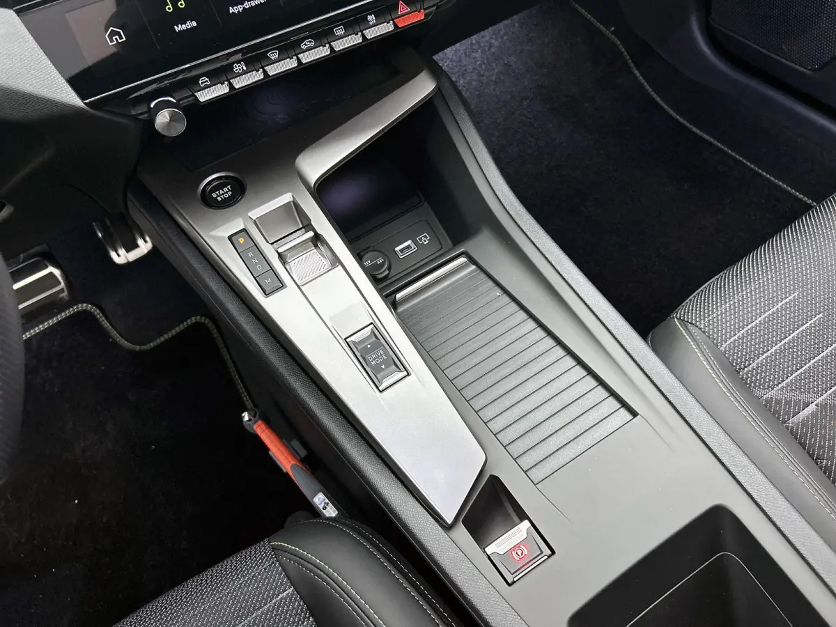 1.2 Hybrid 145 e-DCS6 GT | Panoramisch Schuif/Kantel Dak |  HiFi Focal® | Adaptieve Cruise Control | Navigatie | Keyless Entry/Start |