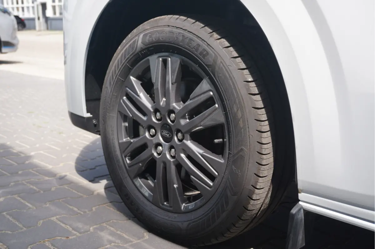 320L 2.5 PHEV Hybride 233PK Dubbel Cabine PRIJS INCL. BPM !! 13" Navi, Adap. Cruise, Camera 17" LM!! NR. HYB025