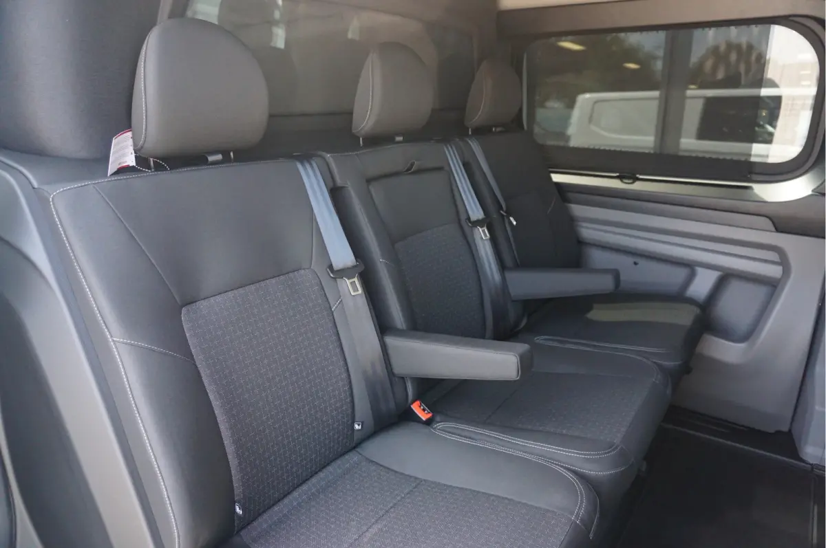 320L 2.5 PHEV Hybride 233PK Dubbel Cabine PRIJS INCL. BPM !! 13" Navi, Adap. Cruise, Camera 17" LM!! NR. HYB025