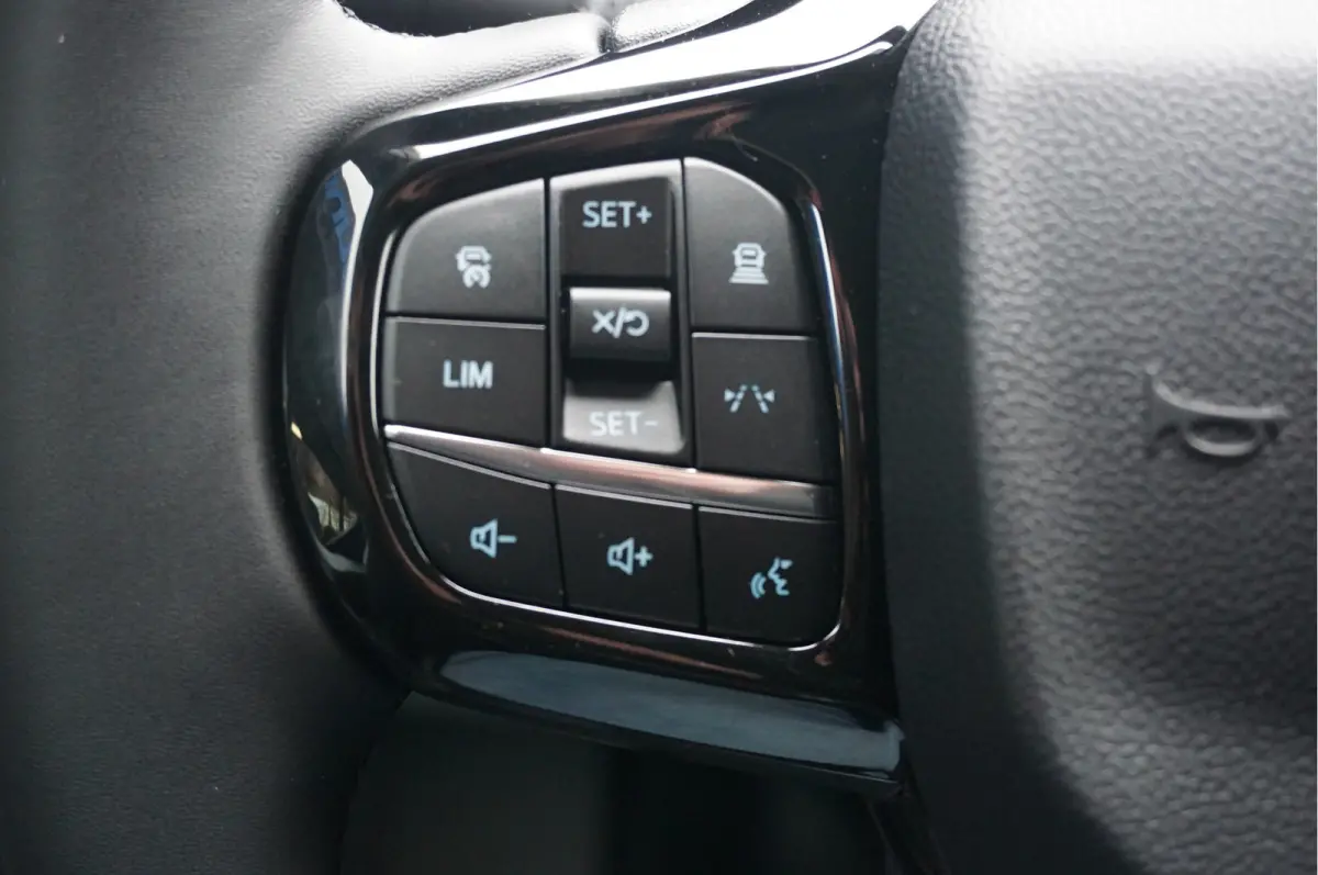 320L 2.5 PHEV Hybride 233PK Dubbel Cabine PRIJS INCL. BPM !! 13" Navi, Adap. Cruise, Camera 17" LM!! NR. HYB025