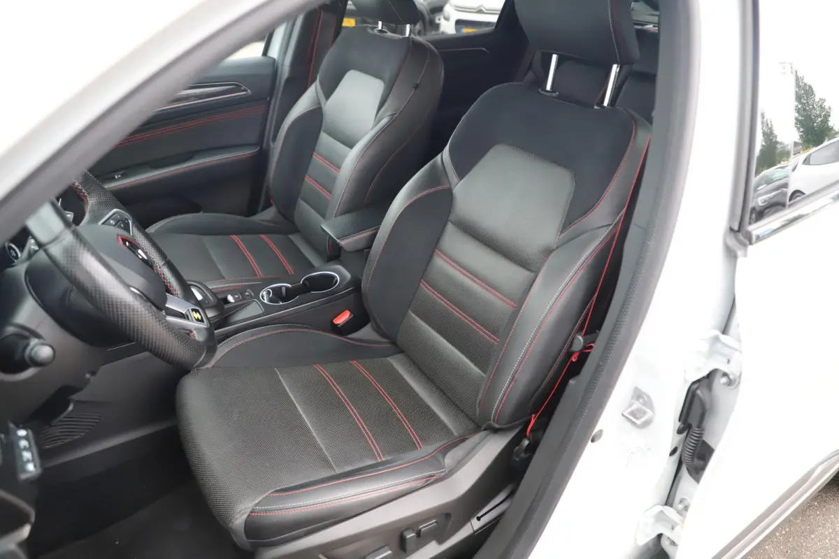 1.6 E-Tech Hybrid 145 R.S. Line Automaat Lederen bekleding 18 inch LMV Navigatie Achteruitrijcamera Stuur & Stoelverwarming