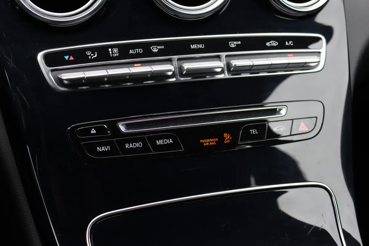 180 AMG Sport Edition | Dealer onderhouden | Zonnerollo's | Navigatie | Stoelverwarming | Leder | Cruise Control |