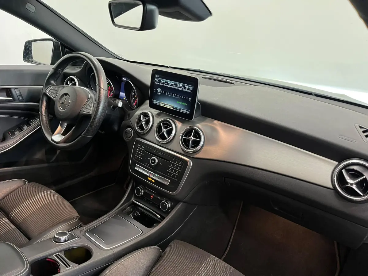 180 Urban 7G-DCT Navigatie Apple Carplay/Android Auto Camera Parkeerhulp Cruise Control Stoelverwarming Full Led Climate Control Lichtmetalen velgen