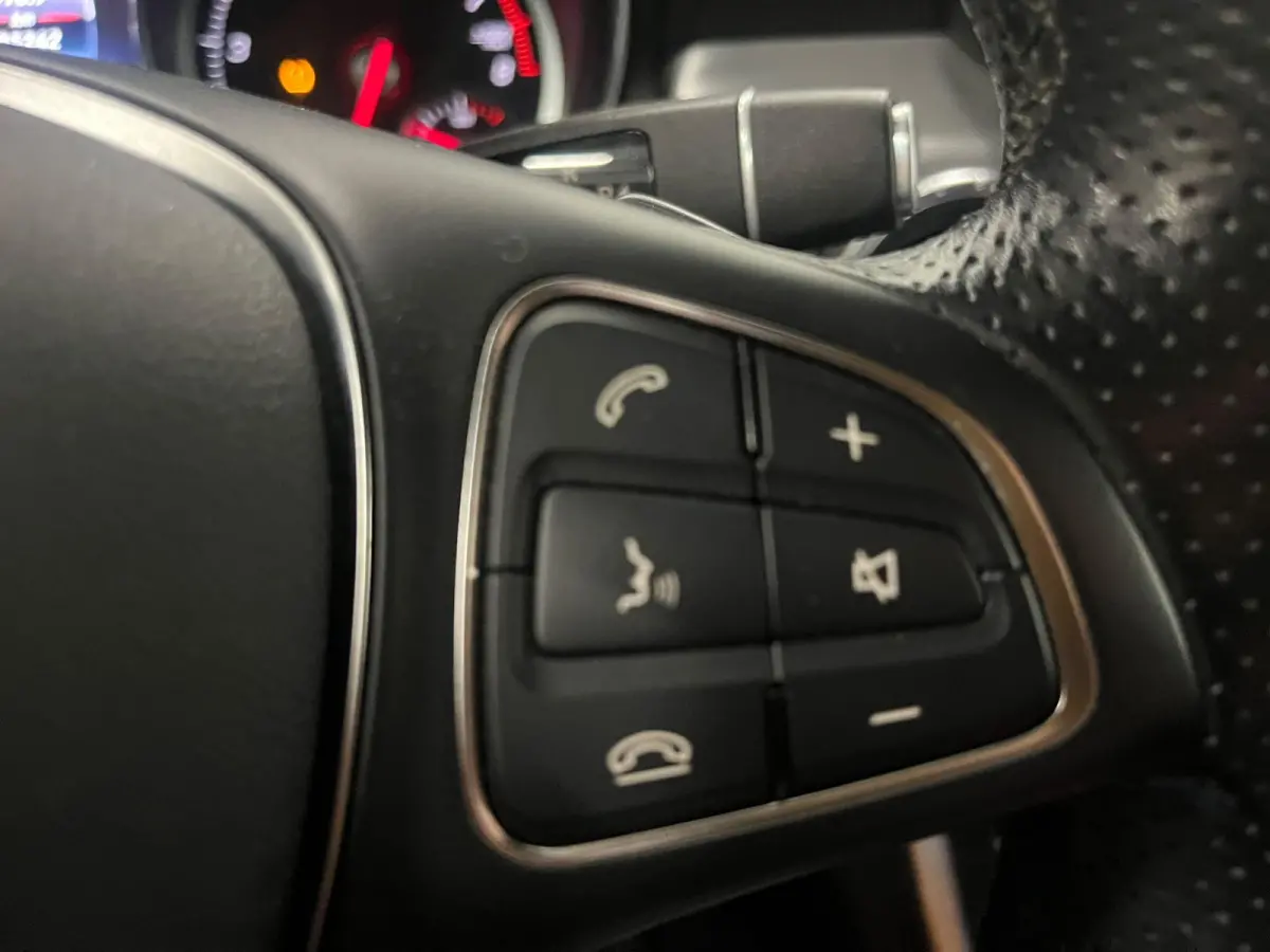 180 Urban 7G-DCT Navigatie Apple Carplay/Android Auto Camera Parkeerhulp Cruise Control Stoelverwarming Full Led Climate Control Lichtmetalen velgen