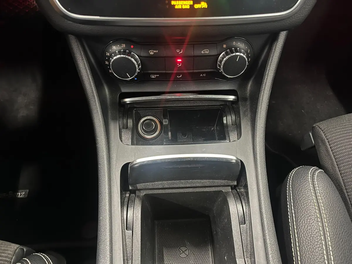 180 Urban 7G-DCT Navigatie Apple Carplay/Android Auto Camera Parkeerhulp Cruise Control Stoelverwarming Full Led Climate Control Lichtmetalen velgen