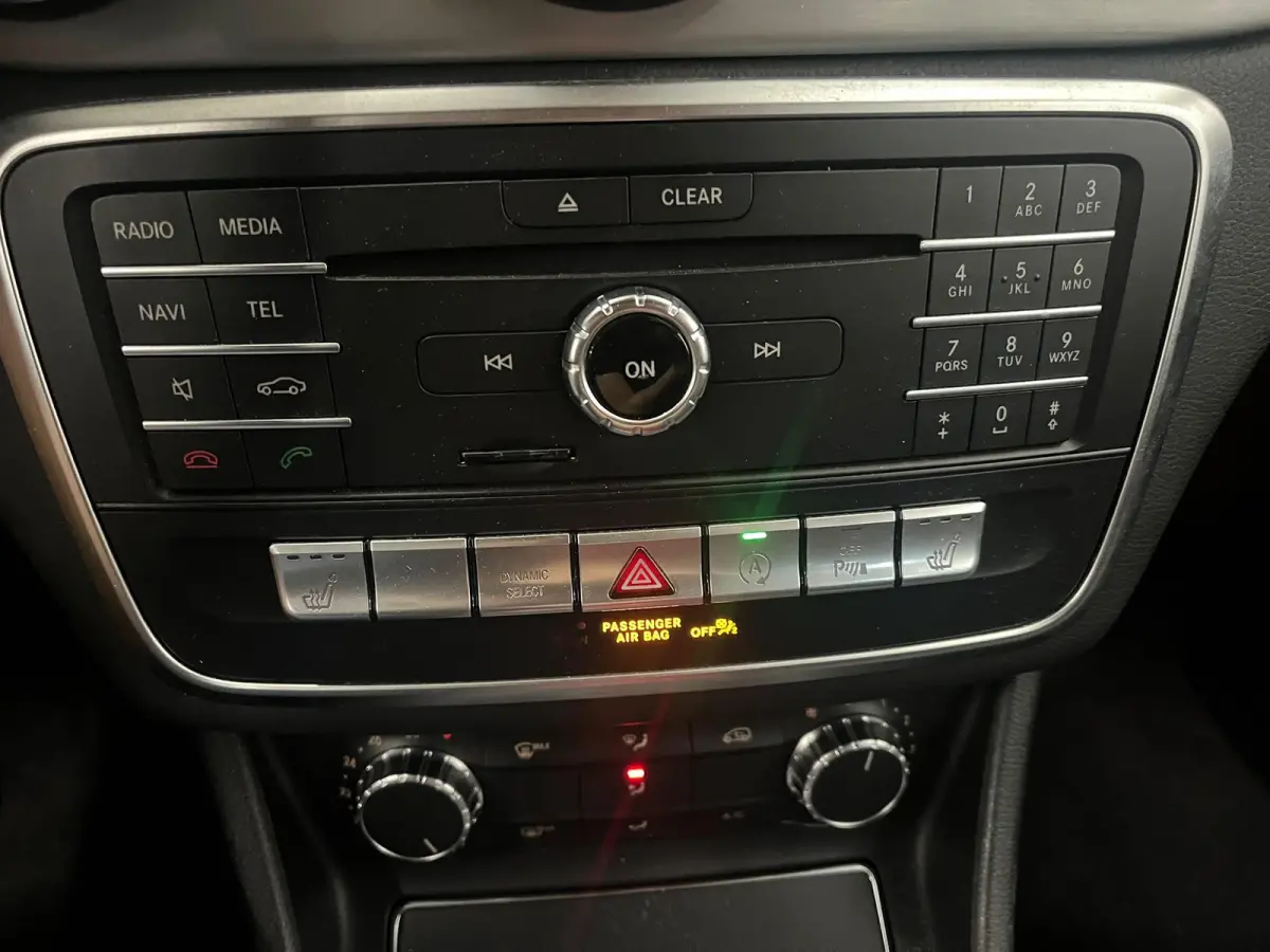 180 Urban 7G-DCT Navigatie Apple Carplay/Android Auto Camera Parkeerhulp Cruise Control Stoelverwarming Full Led Climate Control Lichtmetalen velgen