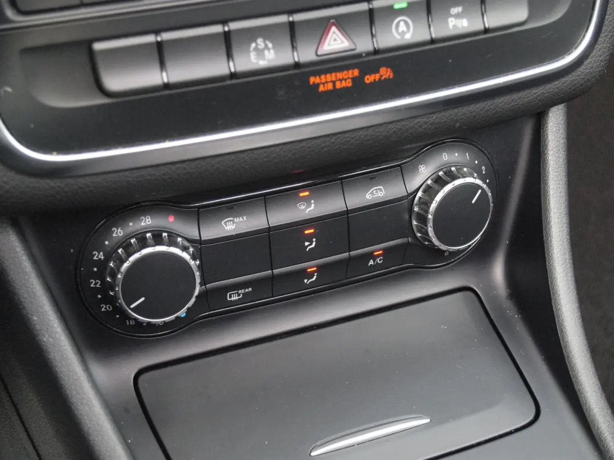 180 Ambition | AMG-Pakket | Panoramadak | Parkeersensoren | Sportstoelen | Cruise Control |