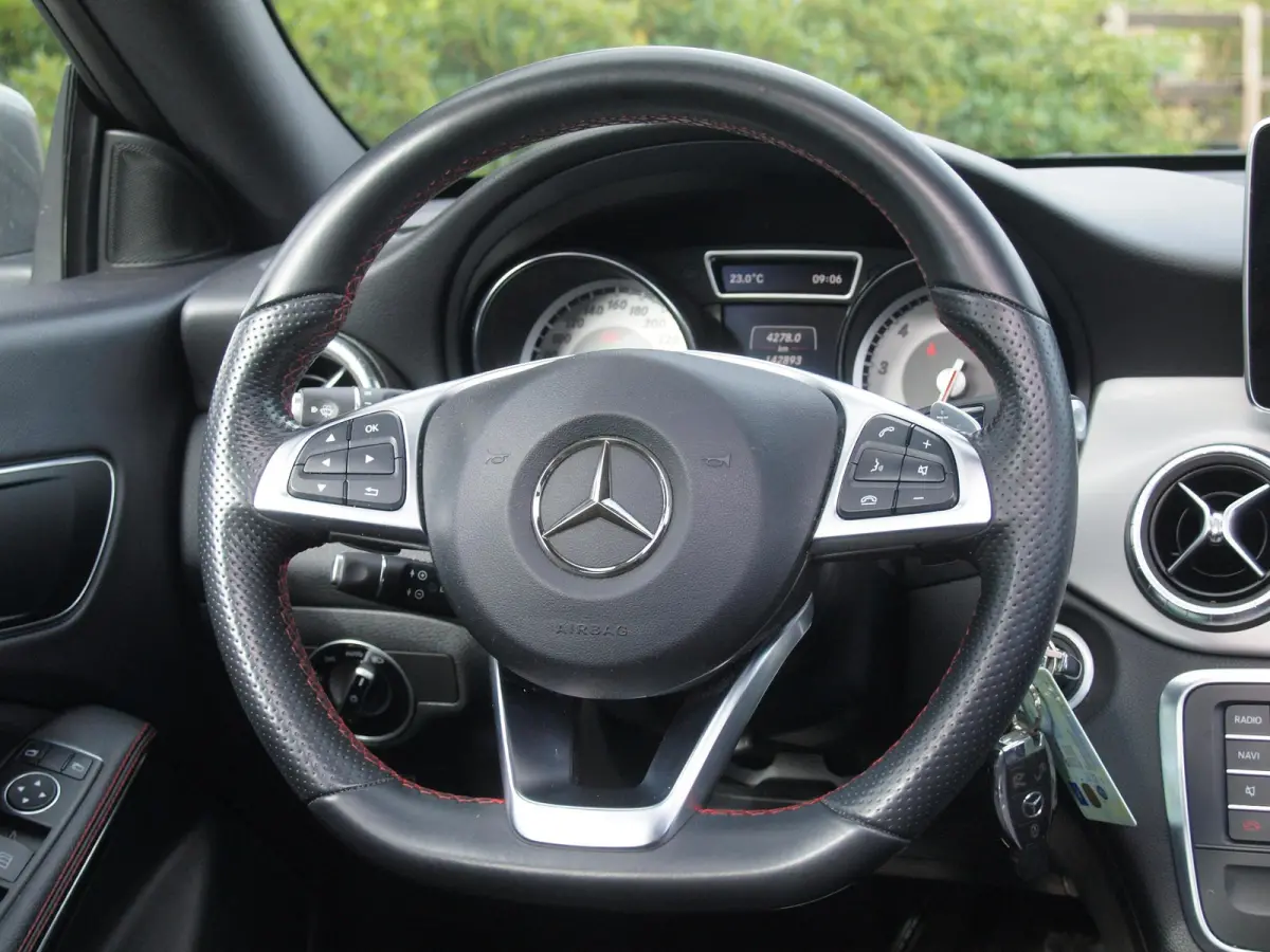180 Ambition | AMG-Pakket | Panoramadak | Parkeersensoren | Sportstoelen | Cruise Control |