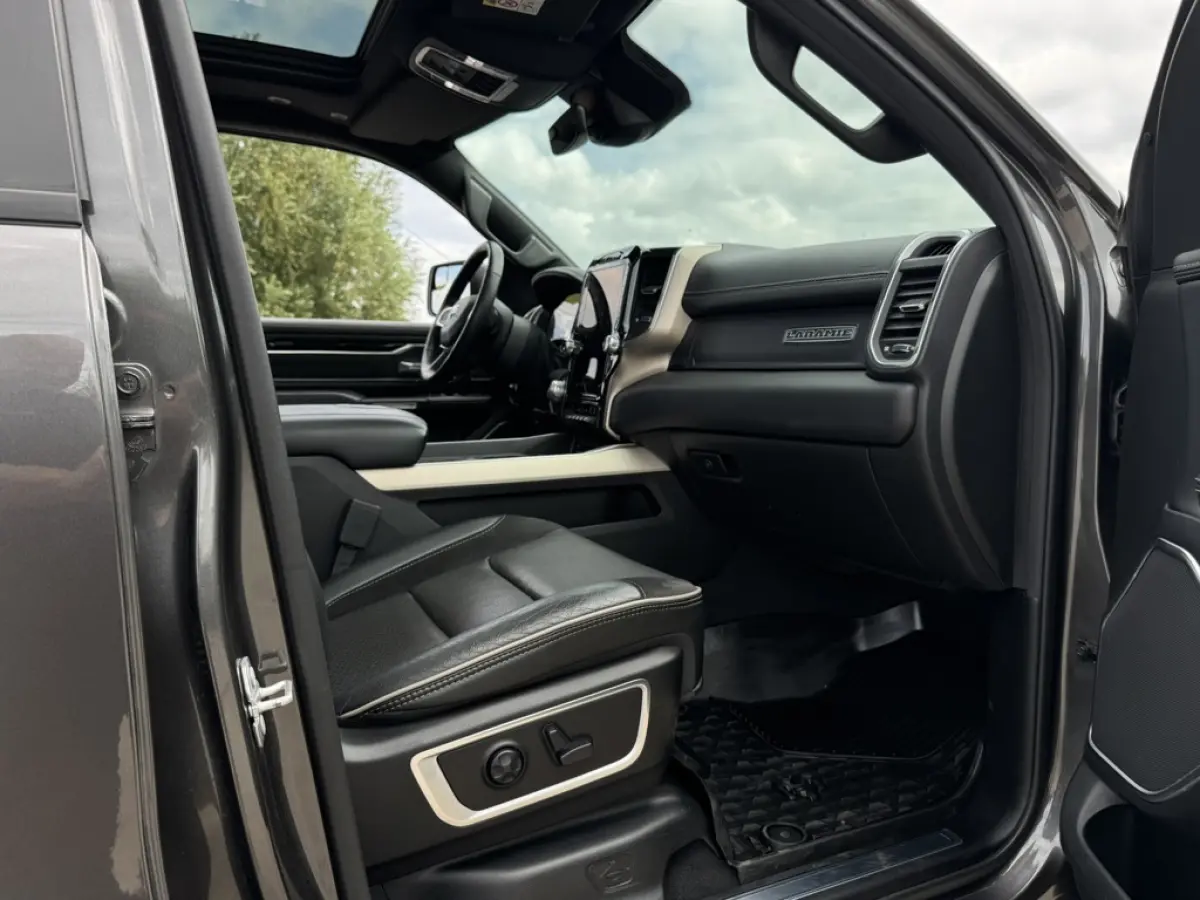 1500 LARAMIE 5.7L V8, 1E EIG, ONDERH HISTORIE, LIMITED WIELEN, PANO, 360, H&K, BLIS, ACC, LUCHTVERING