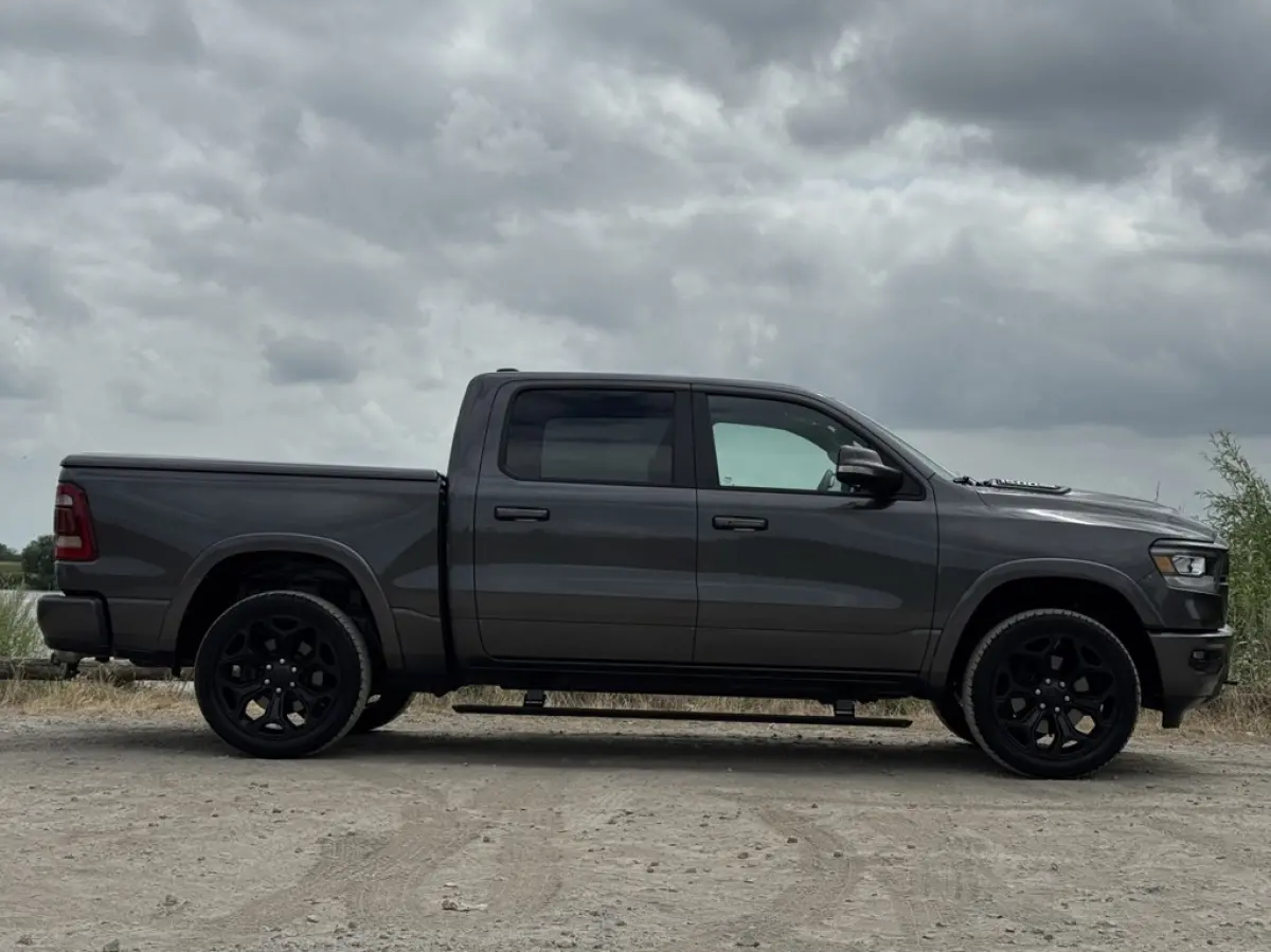 1500 LARAMIE 5.7L V8, 1E EIG, DEALER ONDERH, LIMITED WIELEN, PANO, 360, H&K, BLIS, ACC, LUCHTVERING