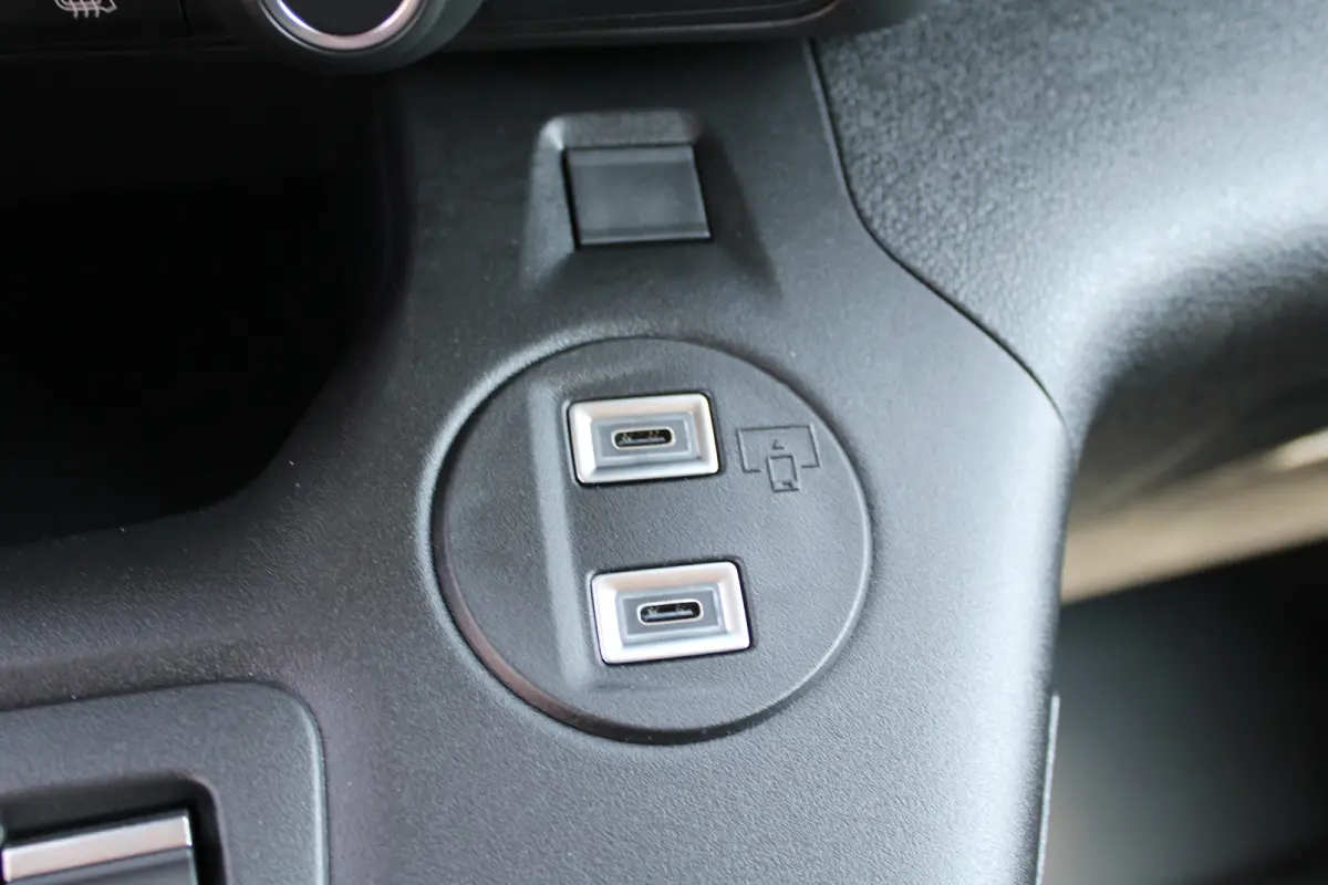 50 kWh | 8 JAAR GARANTIE | VOORSTOELEN VERWARMD | CAMERA | DIGITALE BINNEN SPIEGEL | BETIMMERING | NAVI | DRAADLOOS CARPLAY |