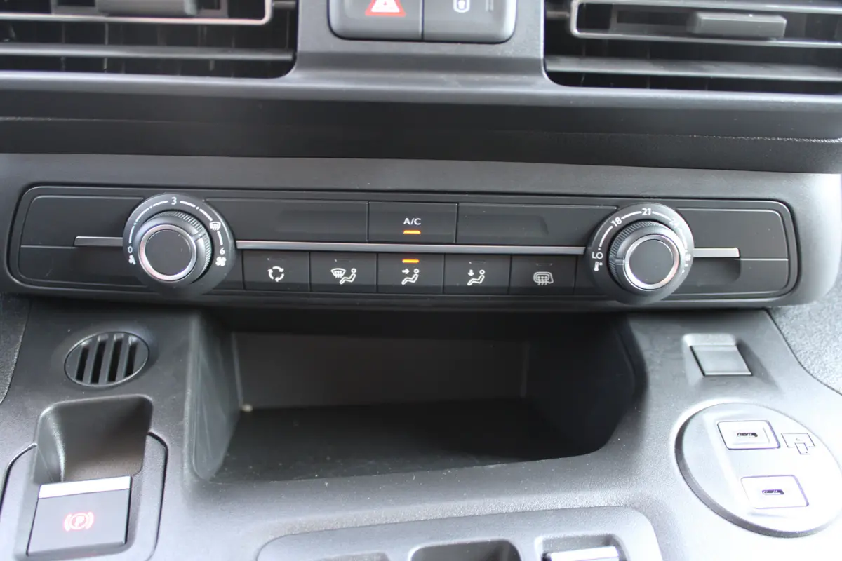 50 kWh | 8 JAAR GARANTIE | VOORSTOELEN VERWARMD | CAMERA | DIGITALE BINNEN SPIEGEL | BETIMMERING | NAVI | DRAADLOOS CARPLAY |